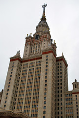 Fototapeta na wymiar Wysoka wieża z Uniwersytetu Moskiewskiego