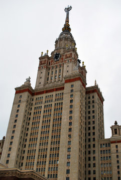 Haut clocher de l'Université de Moscou