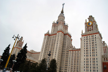 Fototapeta na wymiar Fasada Uniwersytetu w Moskwie
