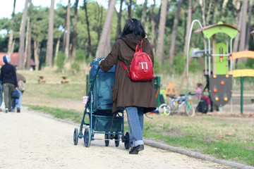 femme entrain de pousser une poussette