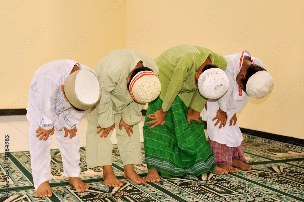 Wall mural islam, kids praying