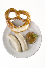 Bayerische Brotzeit mit Weisswurst und Breze als Freisteller