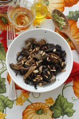 Funghi con pinoli - Contorni Emilia Romagna