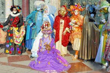 Fototapeta na wymiar Karnawał w Wenecji. Maski na ulicy