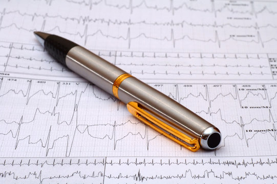 Bol&iacute;grafo en electrocardiograma