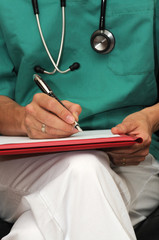 Doctor escribiendo