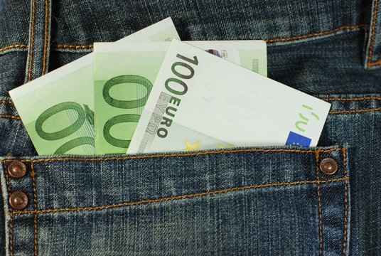 billets de 100 euros dans jeans