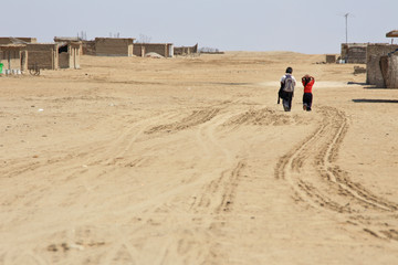 Schulkinder in Wüstendorf, Peru
