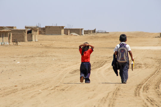 Schulkinder in Wüstendorf, Peru