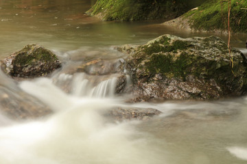 Fluß im Regenwald von Peru