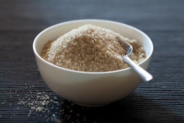 Schale mit braunem Zucker