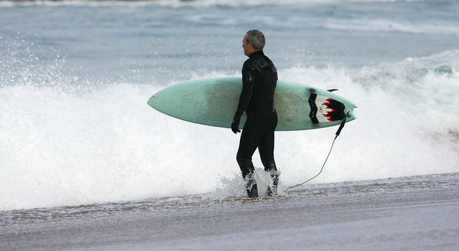 homme avec sa planche de surf