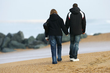 couple en train de marcher sur la plage