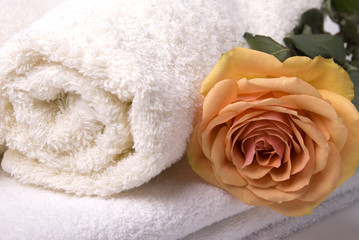 Obraz na płótnie Canvas Towels and rose