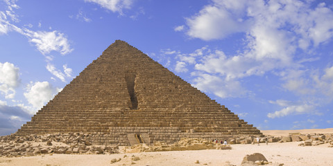 Fototapeta na wymiar Panoramic of the Pyramid of Mencaure in Giza