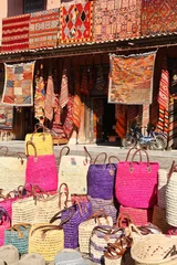Marokkanische Teppiche und Taschen zum Verkauf in Marrakesch © Vladimir Melnik