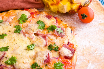 cheese and tomato pizza with rocket