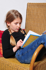Mädchen liest Kind lesen