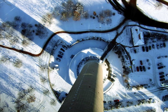 Winterlicher Düsseldorfer Fernsehturm a.d.Vogelperspektive