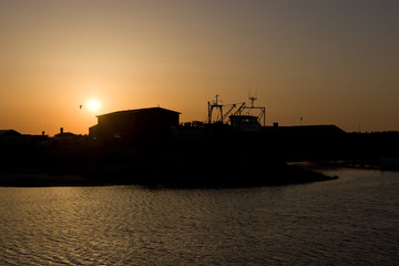 Obraz premium Hafensilhouette im Sonnenuntergang