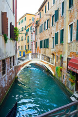 Fototapeta na wymiar Kanał w Wenecji i Restauracji