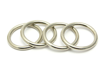 Vier Metallringe