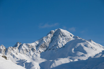 Fototapeta na wymiar Campodolcino Madesimo - ośnieżone szczyt 3