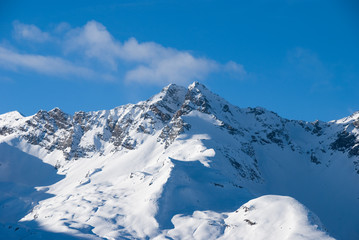 Fototapeta na wymiar Campodolcino Madesimo - ośnieżone szczyt