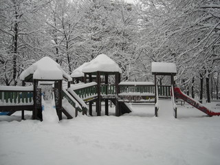 parco giochi con neve