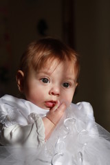 bébé - regard pensif
