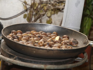 Castañas asadas en el fuego