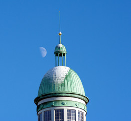Turm dahinter Mond