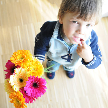 Frecher Bengel &uuml;bergibt Blumenstrau&szlig;