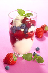 eis mit frischen früchten