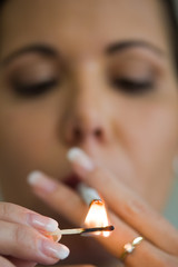 Obraz premium Smoking woman with a cigarette