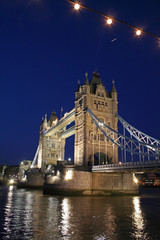 Fototapeta na wymiar Le Tower bridge de nuit