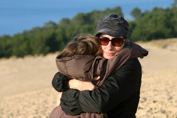 mère et fille enlacées sur la dune du Pilat