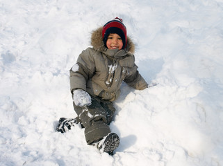 Fototapeta na wymiar Little boy winter