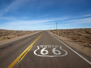  Historische Route 66 snelweg met stoepbord in het Mojave-woestijngebied van Zuid-Californië. © trekandphoto