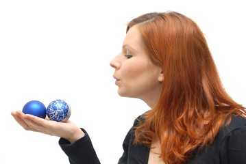 femme avec noel balles