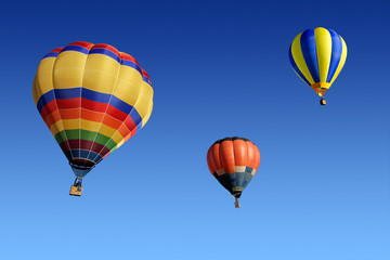 Fototapeta na wymiar Kolorowych balonów na ogrzane powietrze z jasnego nieba