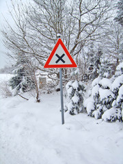 Schild im Schneewald