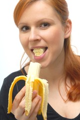 femme mangeant banane