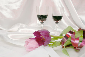 tulipes et verres de vin en amoureux