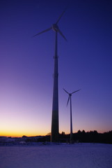 Obraz premium Zwei Windräder in der Dämmerung