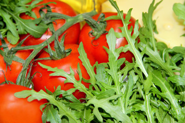Strauchtomaten mit frischem Rucola