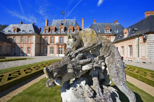 france,île de france, chateau de breteuil : parc et statue anima