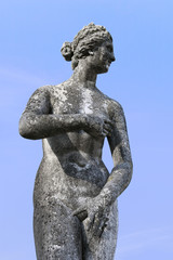 Fototapeta na wymiar Francja, Isle of France, castle of Breteuil: posąg kobiety