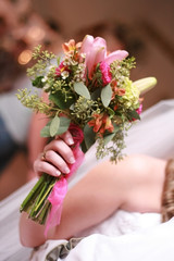 Obraz na płótnie Canvas Bride preparing to Throw Beautiful Lily Bouquet