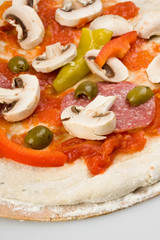 Detail einer Pizza auf einem Holzbrett
